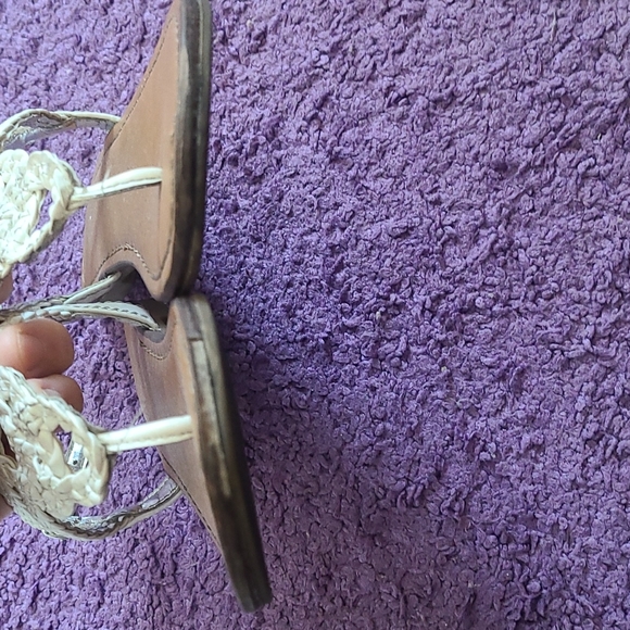 2 Pairs of Thong Sandals - Picture 4 of 8